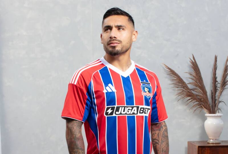 presentó su tercera camiseta.