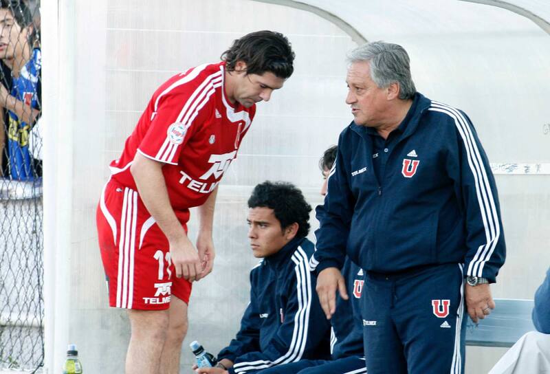 En su época como DT en la U, en uno de sus últimos clubes en 2007-2008. Foto: Agencia Aton