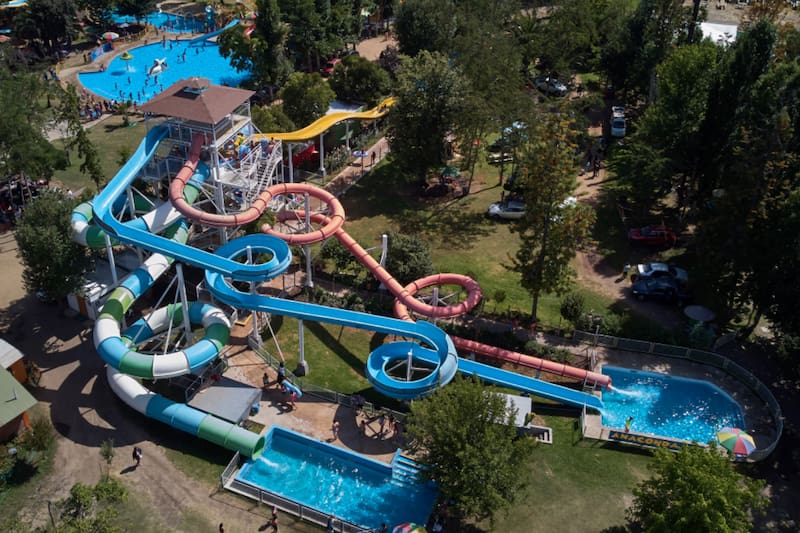 Toboganes gigantes y áreas verdes del parque acuático El Idilio, un panorama perfecto para disfrutar en familia.