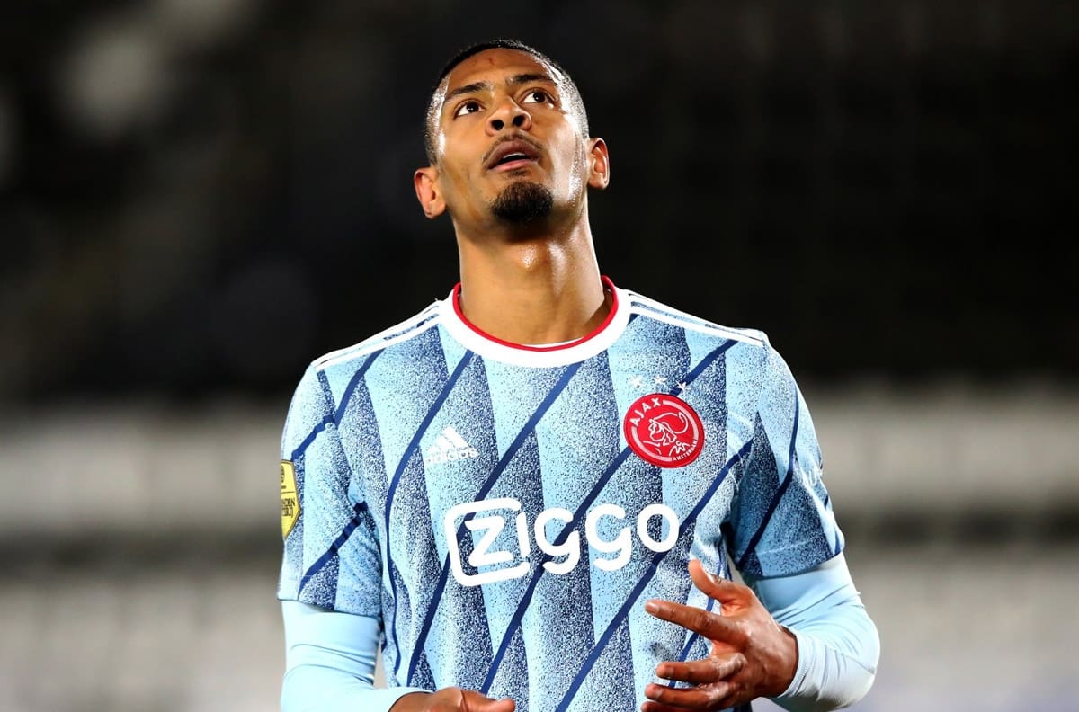 ¡De no creer!: Ajax pagó una millonaria suma por un jugador y olvidó inscribirlo