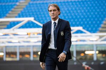 Jorge Jesús se molesta con periodistas por no respetar las distancias en su regreso a Portugal