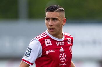 El delantero que puede jugar por La Roja y acaba de fichar en la prestigiosa Eredivisie