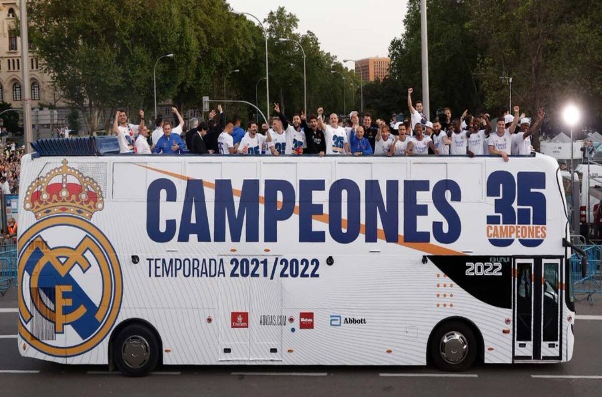 VIDEO| El alocado festejo de los jugadores del Real Madrid en el bus de campeones con los hinchas