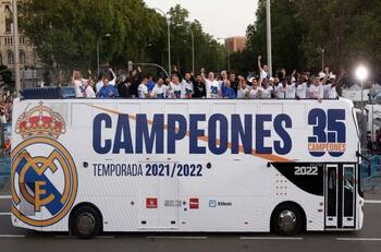 VIDEO| El alocado festejo de los jugadores del Real Madrid en el bus de campeones con los hinchas