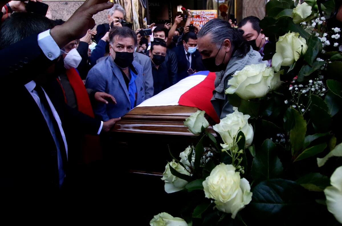 En el monumento a Salvador Allende y la pérgola: Así fue el masivo último adiós a Patricio Manns