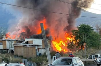 VIDEO | Voraz incendio afecta a Campamento Dignidad en La Florida: más de 100 viviendas afectadas