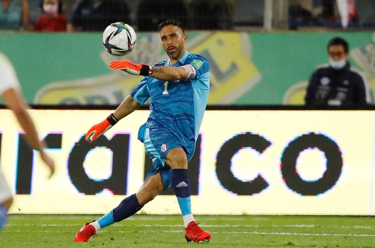Los 10 jugadores de La Roja que están a una amarilla de perderse el partido con Uruguay por suspensión