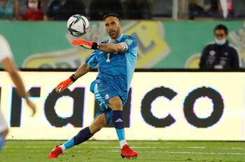 Los 10 jugadores de La Roja que están a una amarilla de perderse el partido con Uruguay por suspensión