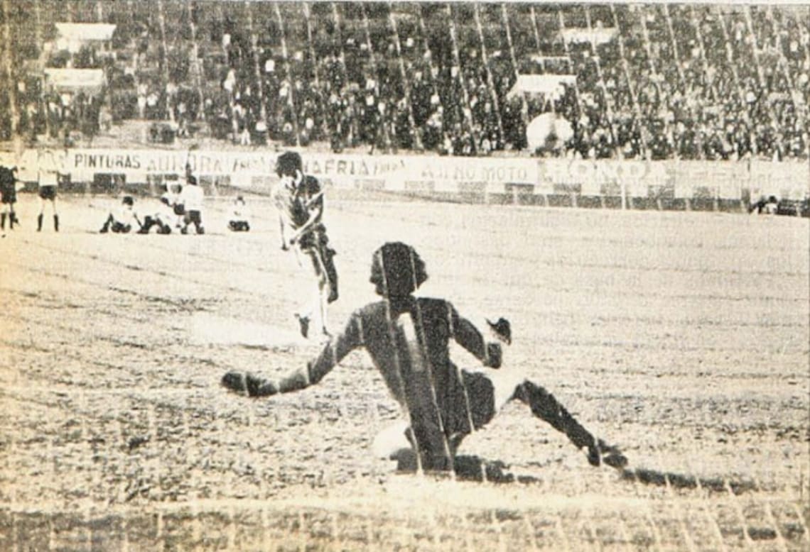 Jaime Palma desperdicia desde los doce pasos. El portero uruguayo entregado a su suerte, pero el balón pegara en un poste.