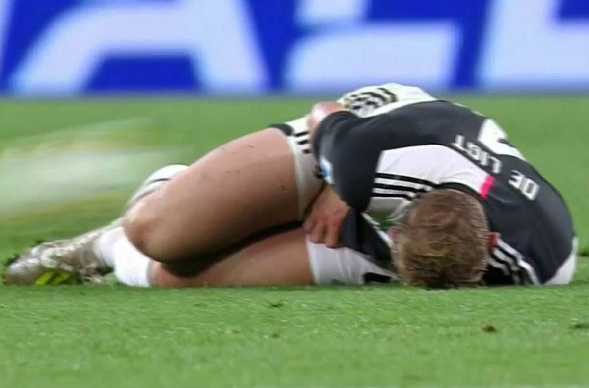 Eso debió doler: De Ligt sufrió pisotón en delicada zona por parte de Duván Zapata