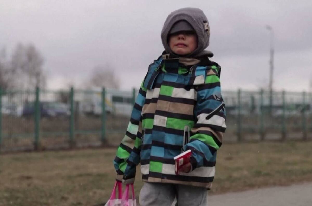 VIDEO | Solo y con un chocolate: el doloroso llanto de un niño que debió emigrar por la guerra