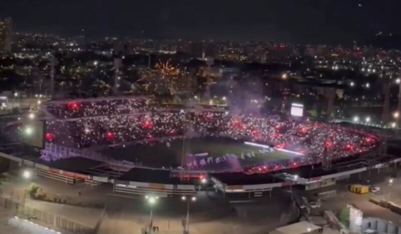 Así lucía el estadio de Macul cerca de la medianoche del domingo 10 de noviembre. Festival pirotécnico incluido.