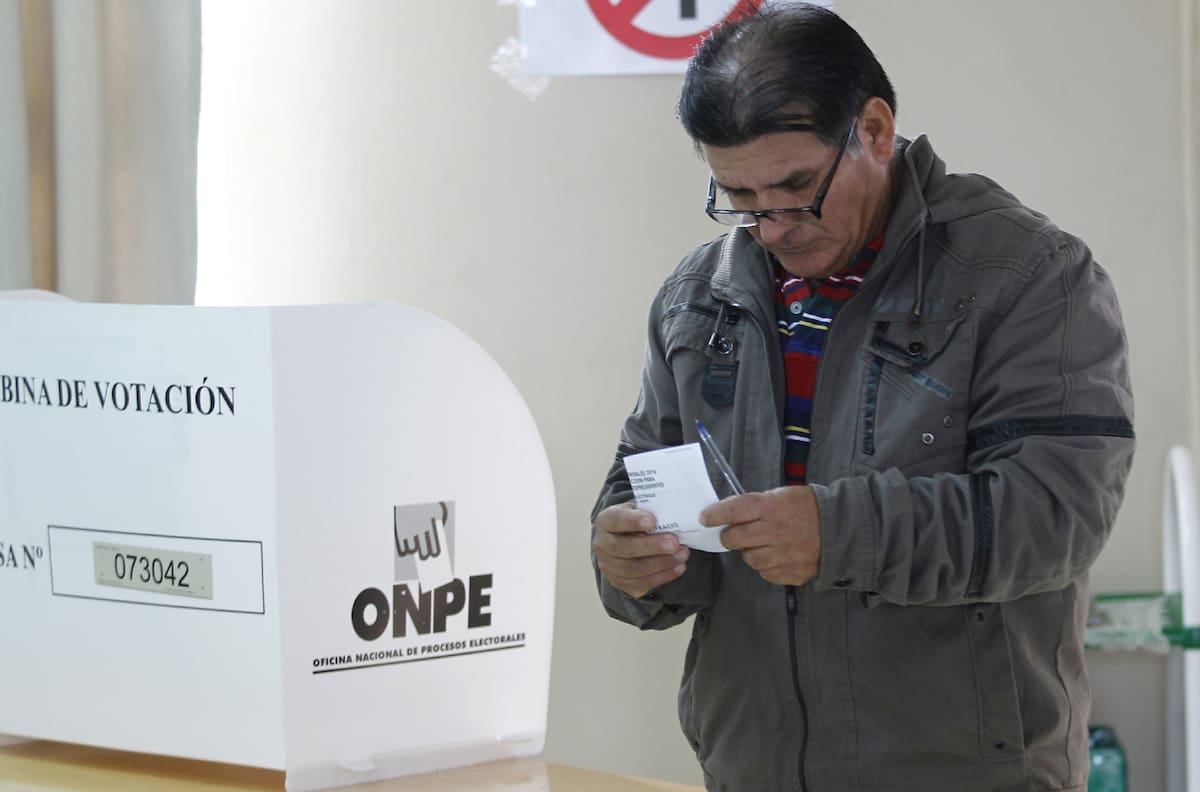 Elecciones Perú 2021: Castillo sigue a la cabeza con un estrecho margen
