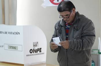 Elecciones Perú 2021: Castillo sigue a la cabeza con un estrecho margen