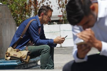 Empresa paga casi 2 millones de pesos por dejar de ver pantallas durante 24 horas