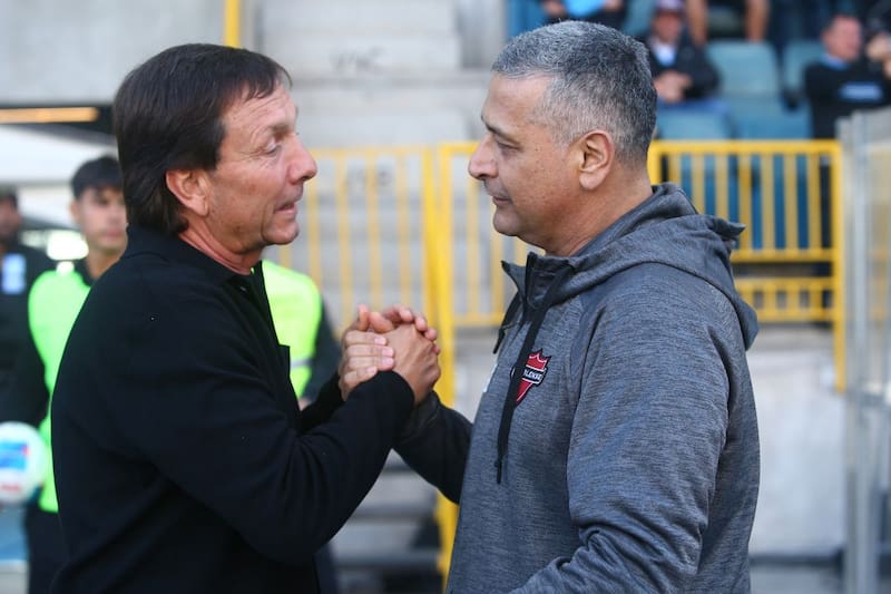 El Nano saluda a Ronald Fuentes en un partido del fútbol chileno. Dos entrenadores nacionales con experiencia. Foto: Agencia Aton.