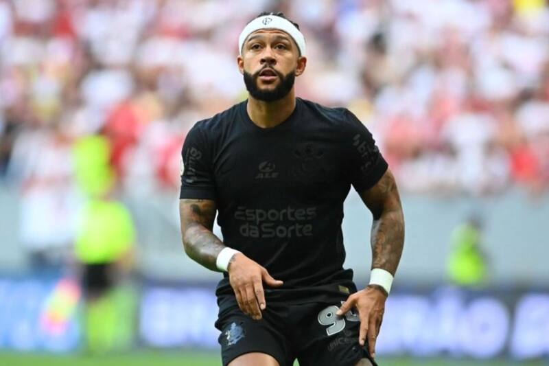 actualmente milita en el Corinthians de Brasil.