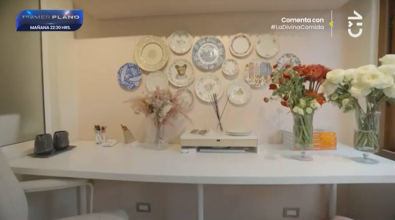 mostró su colección de platos y otras antigüedades.