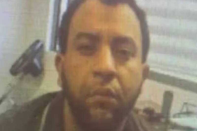 El sujeto es ampliamente buscado por la policía a lo largo de todo el territorio nacional.