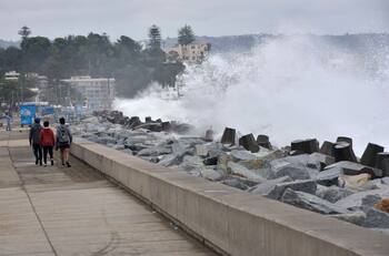 Armada de Chile emite aviso por posibles marejadas en borde costero