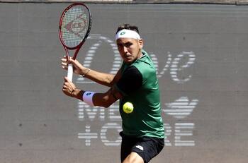 Habrá duelo de chilenos: Alejandro Tabilo venció a Jozef Kovalik y jugará ante Cristián Garín en el ATP de Santiago