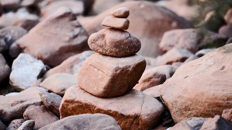 ¿Por qué no debes apilar rocas? Este daño le estás haciendo a la flora y fauna