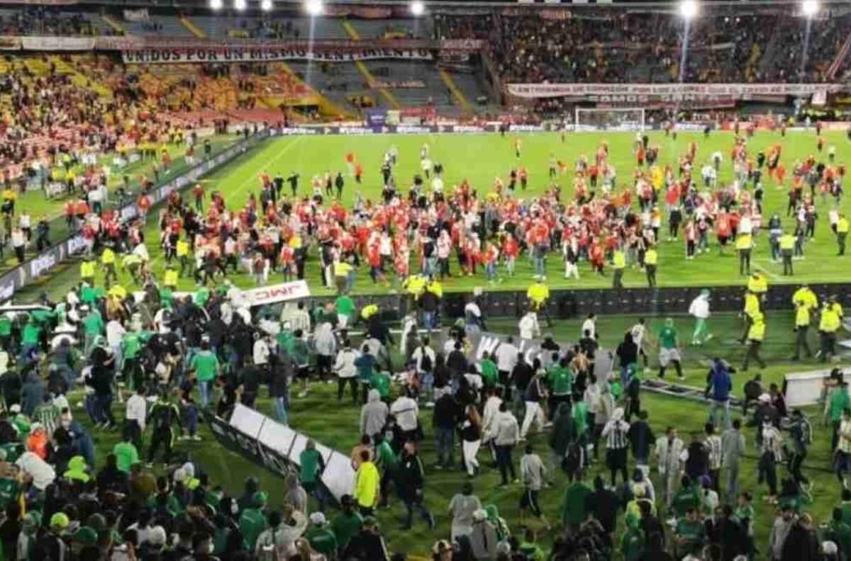 VIDEO: Hinchas de Independiente Santa Fe y Atlético Nacional protagonizaron batalla campal e invadieron el campo de juego de El Campín