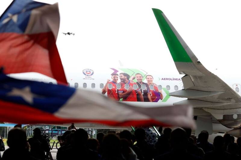 Un avión de la aerolínea SKY pintado con futbolistas de la Selección Chilena. Foto: Federación de Fútbol de Chile.