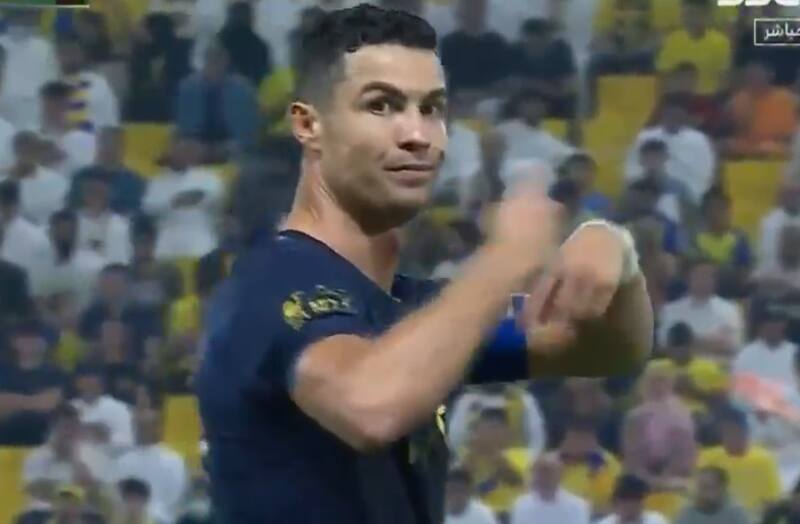 pide que cambien al árbitro chileno Piero Maza en pleno partido.