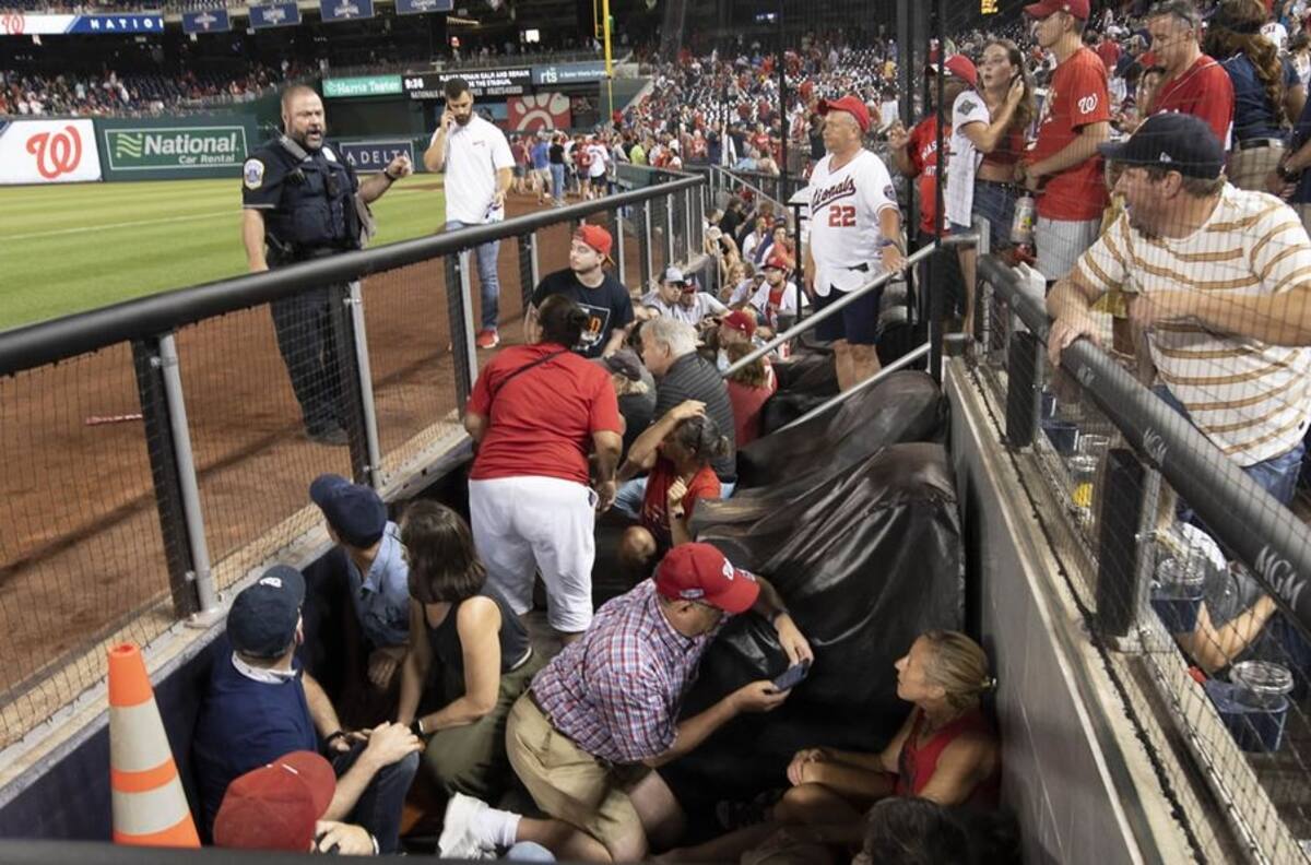 VIDEO: ¡Pánico total! Desalojan partido de béisbol en Estados Unidos por tiroteo que dejó cuatro heridos