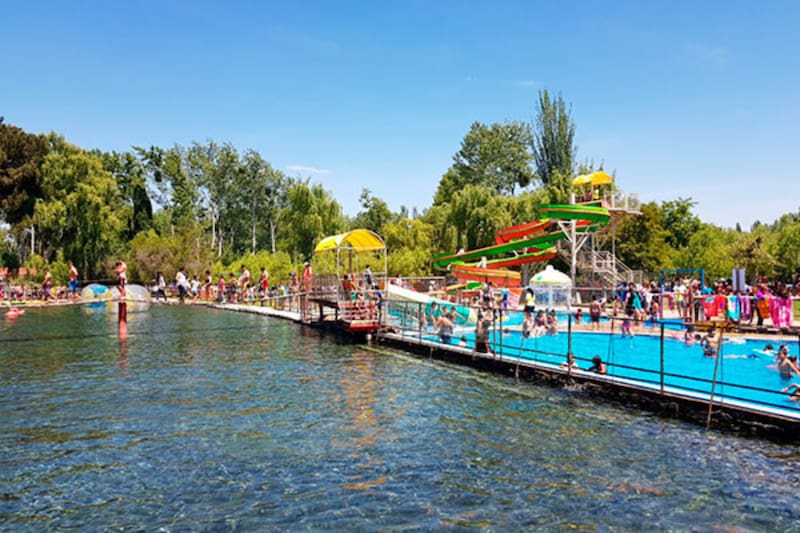 El parque tiene varias piscinas y toboganes para refrescarse este verano.