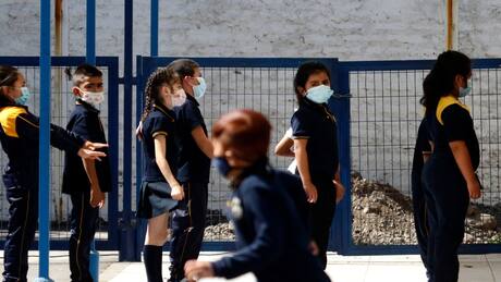 VIDEO | Psicóloga sobre proyecto que busca prohibir celulares en los colegios: “Favorece la atención y la concentración”