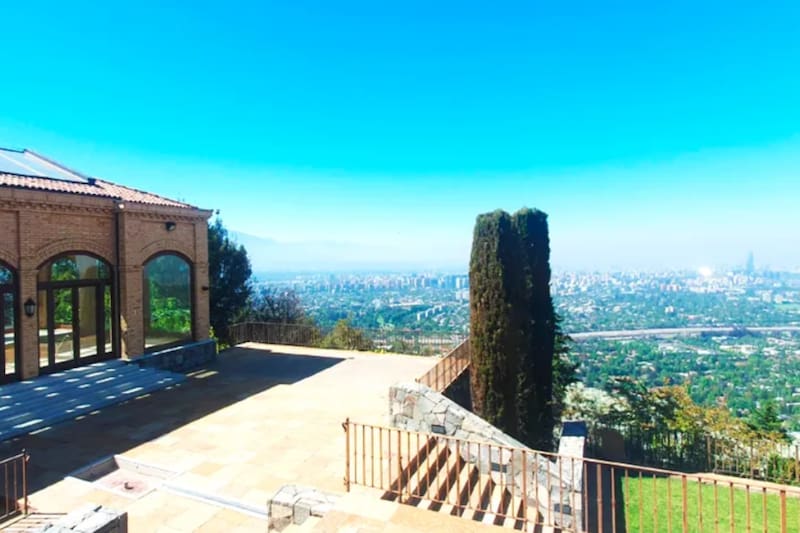 Las propiedades presentan más de mil metros cuadrados de construcción junto con otras características de alto valor.