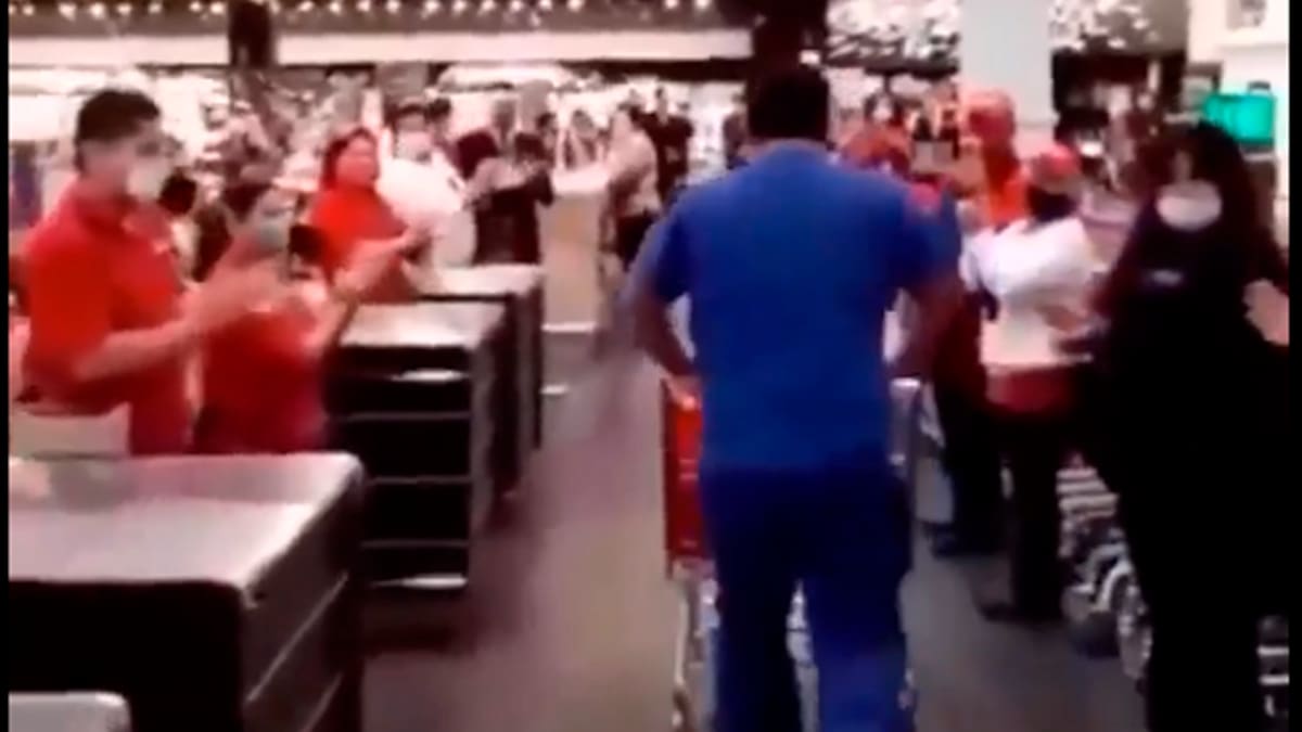 El peor homenaje: Todo un supermercado aplaudió a la persona equivocada