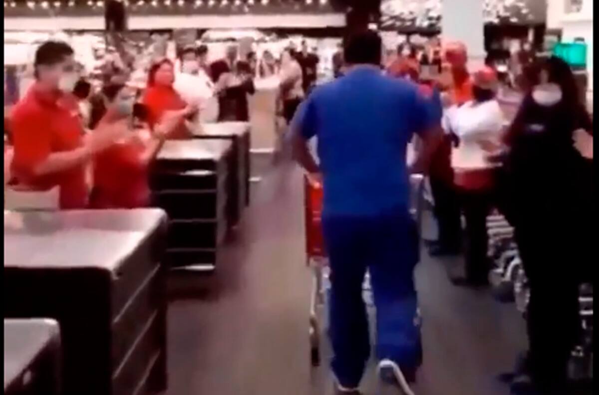 El peor homenaje: Todo un supermercado aplaudió a la persona equivocada