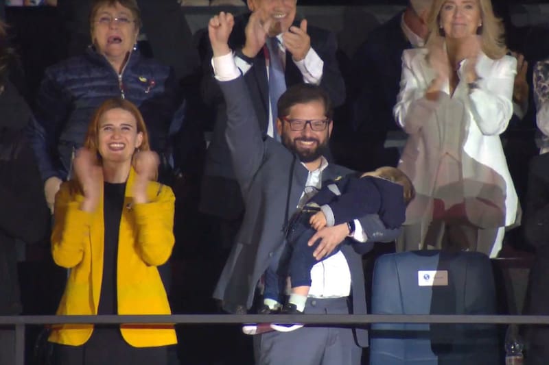 El presidente de la república sorprendió mostrándose junto a una guagua el show de apertura de los Juegos Panamericanos 2023.