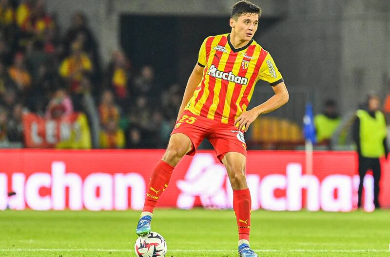 juega en el Lens de Francia y es uno de los objetivos del Manchester City para este mercado de fichajes. (Foto: @RCLens)