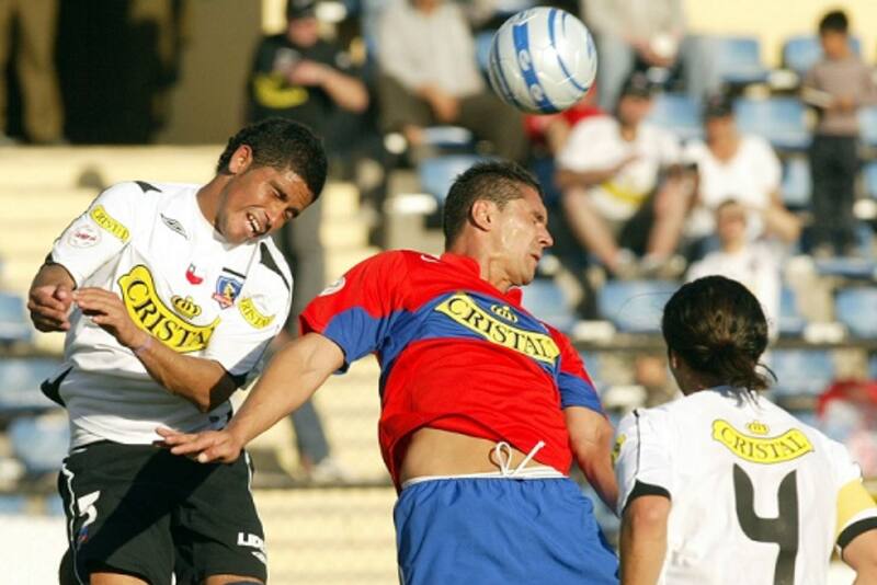 FUTBOL, UNIVERSIDAD CATOLICA/COLO-COLO.
CAMPEONATO DE APERTURA 2007.
DECIMO NOVENA FECHA.
MIGUEL RIFFO, IZQUIERDA, JUGADOR DE COLO-COLO, DISPUTA EL BALON CON ESTEBAN FUERTES, JUGADOR DE LA UNIVERSIDAD CATOLICA.
04-11-2007.
SANTIAGO, CHILE.
� LUIS HIDALGO/PHOTOSPORT.