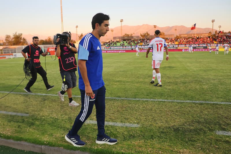 Aún no puede ganar como DT de la U. Foto: Aton.