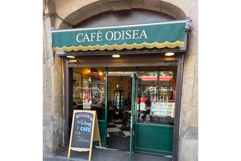 Es un espacio pensado en los amantes de la lectura, ya que conecta con una librería.
Créditos: Google Maps.