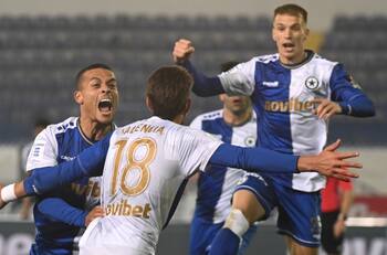 VIDEO | Héroe griego: Diego Valencia se convierte en figura al anotar el agónico empate del Atromitos