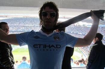 Liam Gallagher se lanzó con todo contra la UEFA por castigo a Manchester City