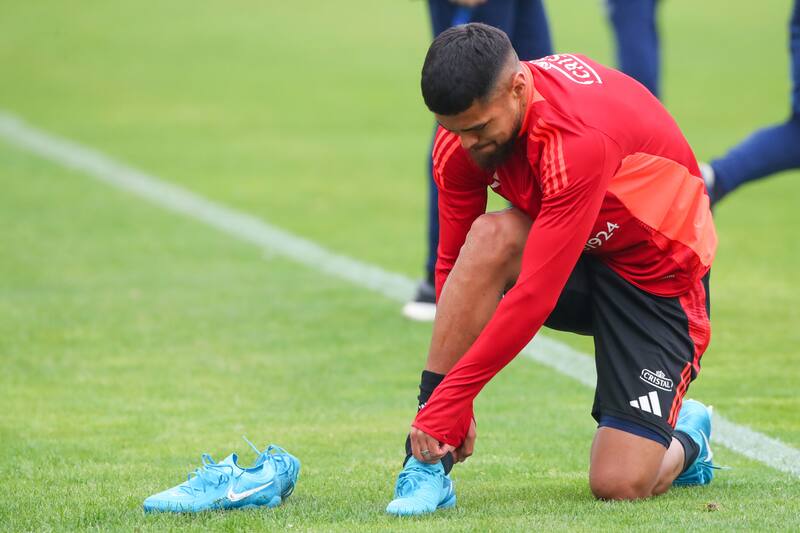 El zaguero entrena "entre algodones" por una molestia muscular. De todas formas, se espera que esté presente en la oncena titular de Chile frente a Paraguay. Foto: Jonnathan Oyarzun/Photosport