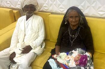 Mujer de 70 años dio a luz a su primer hijo: Una de las más longevas del mundo en hacerlo