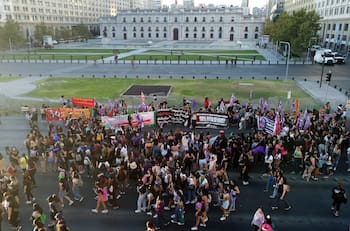 Carabineros informa desvíos y cortes de tránsito en Santiago por marcha del 8M