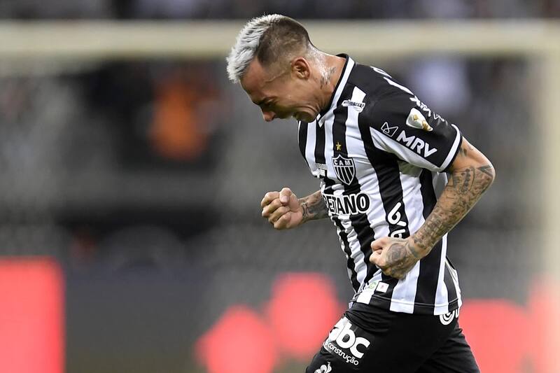 Eduardo Vargas tras marcar un gol con el Atlético Mineiro.