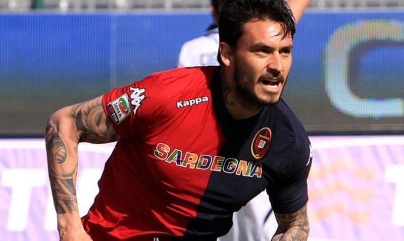 Mauricio Pinilla festejó con todo el ascenso del Cagliari a la Serie A.