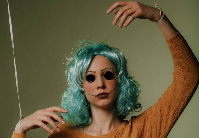 La manipulación es un arte en en que algunas personaas destacan. Afortunadamente, hay estudios que se están haciendo cargo del tema para identificar los patrones y enseñarnos a identificarlos y defendernos | Foto: Befunky