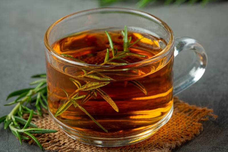 Incluir esta infusión a tu dieta te ayudará a prevenir la aparición de várices.
Créditos: Freepik.