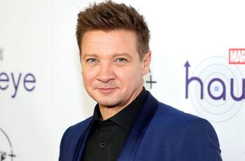 "Gracias a todos por sus amables palabras": Jeremy Renner reaparece y tranquiliza a sus fanáticos tras grave accidente